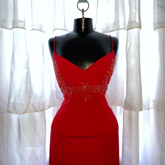 Red formal gown - Picture 2 of 4